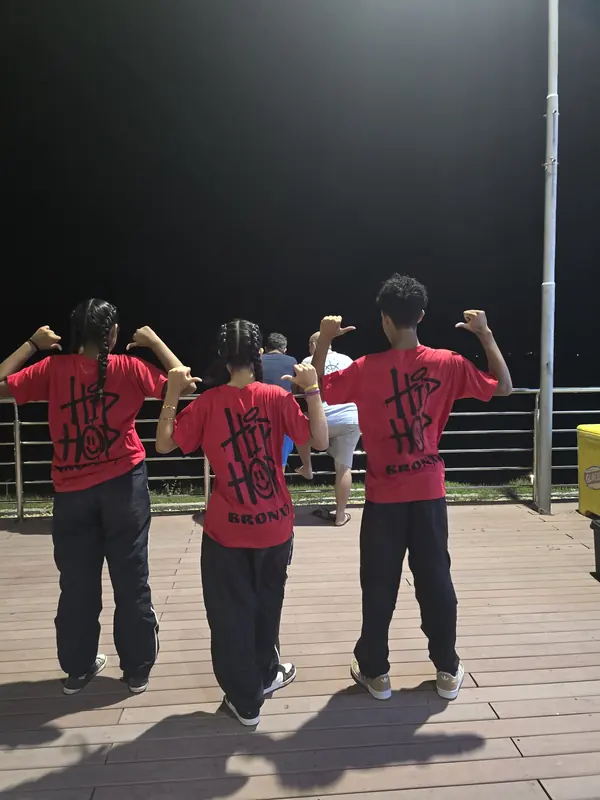 Equipe com camisetas do Salinas Breaking