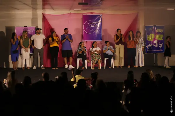 Comunidade reunida no palco