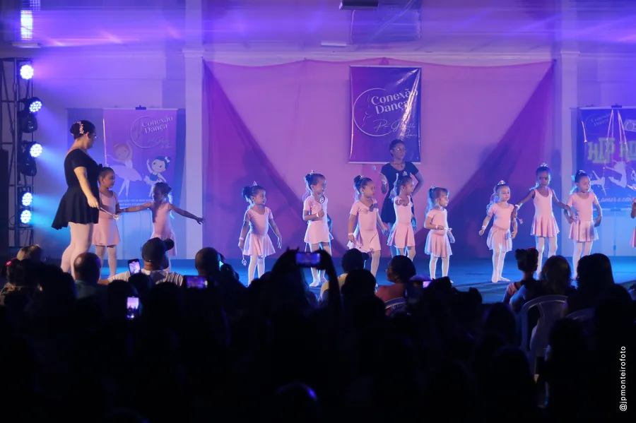 Turma infantil da Conexão Dança no palco