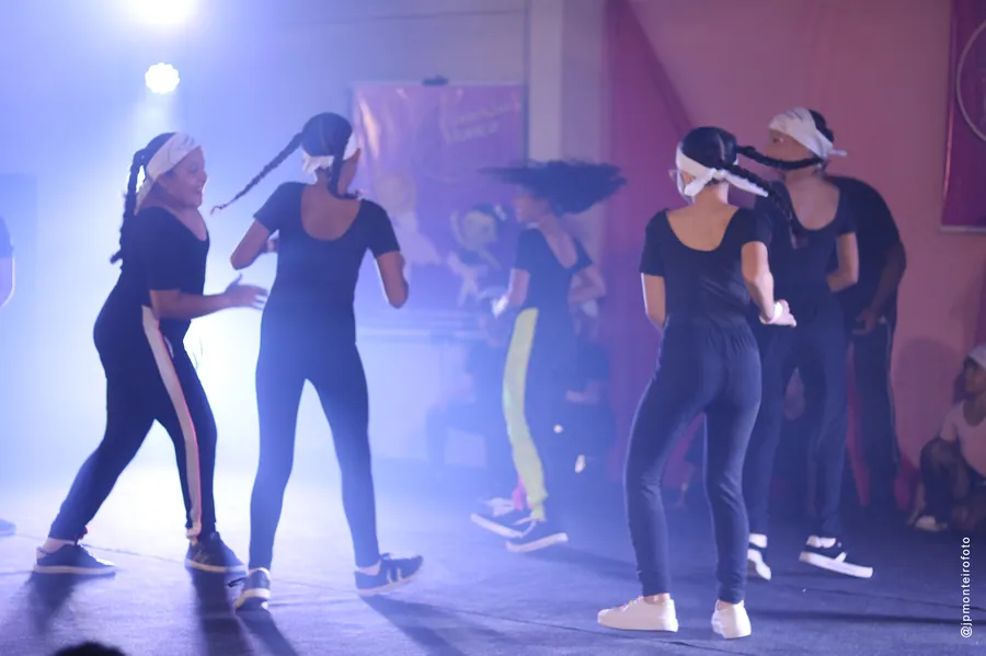 Cena coletiva de dança urbana da Conexão Dança