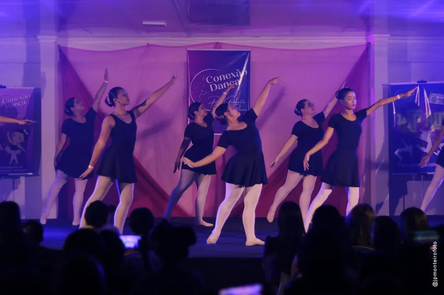 Turma da Conexão Dança em movimento sob luz azul
